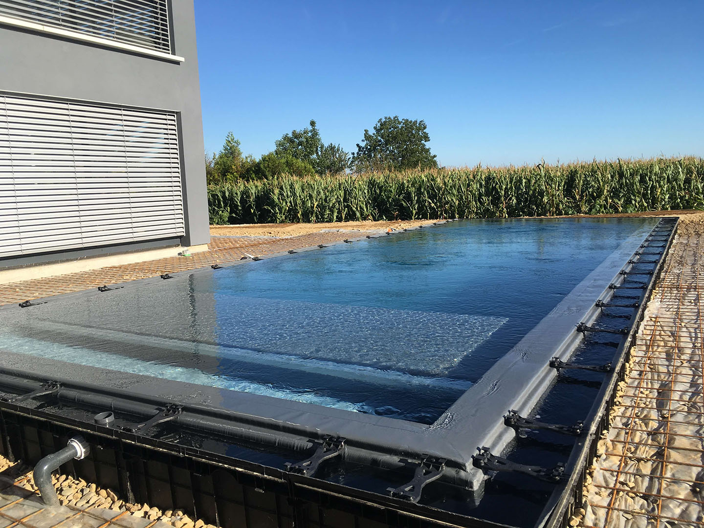 PISCINE MIROIR EN CONSTRUCTION