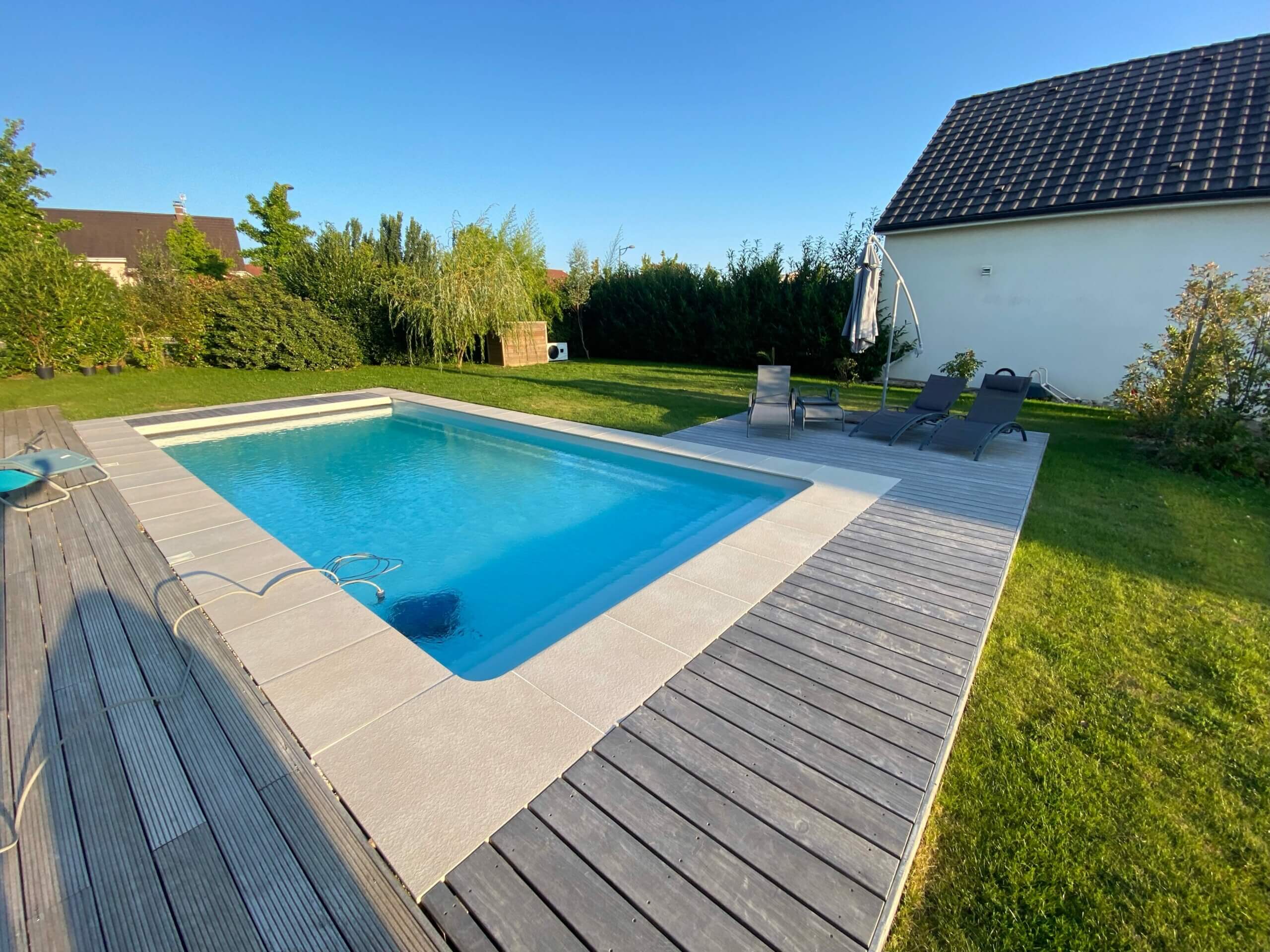 Piscine avec un grand escalier